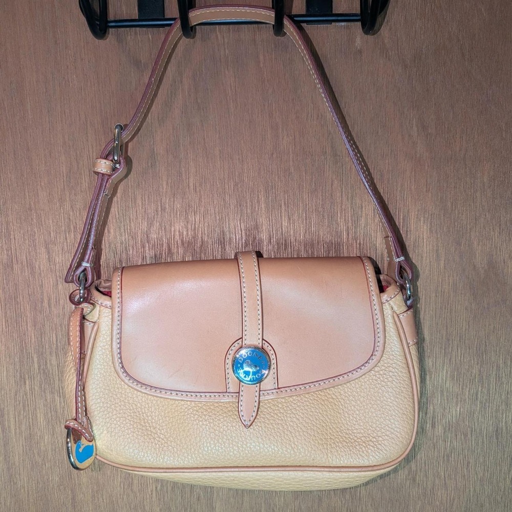 Dooney & Bourke tan & cream leather shoulder bag / purse with pebbled texture.